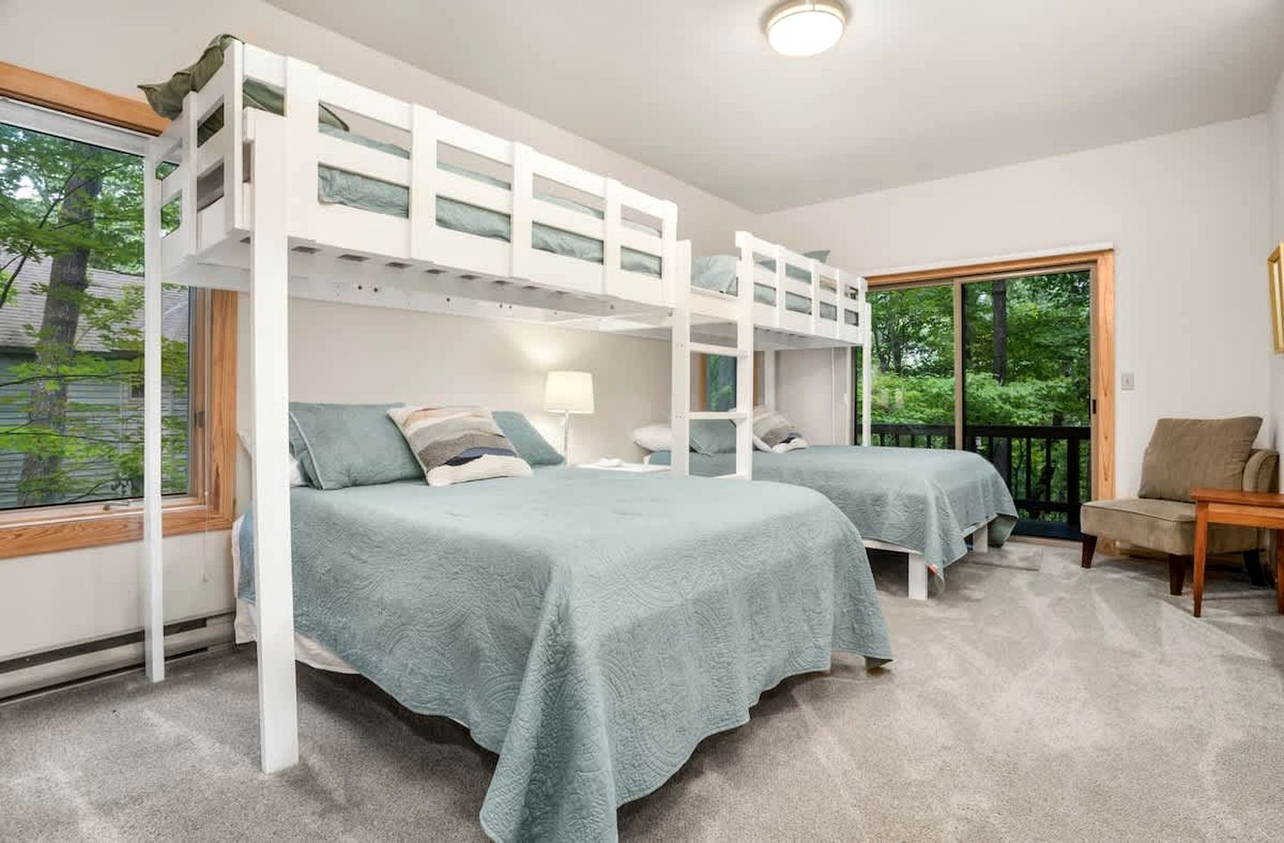 Cozy Sunny Bear Mountain Retreat with Floor-to-Ceiling Stone Fireplace Near Wintergreen Resort in VA