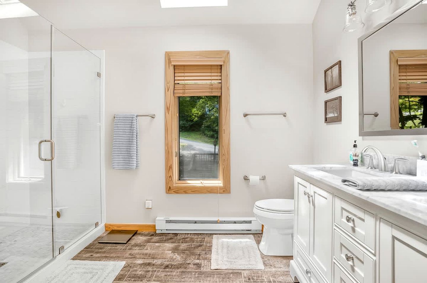 Cozy Sunny Bear Mountain Retreat with Floor-to-Ceiling Stone Fireplace Near Wintergreen Resort in VA