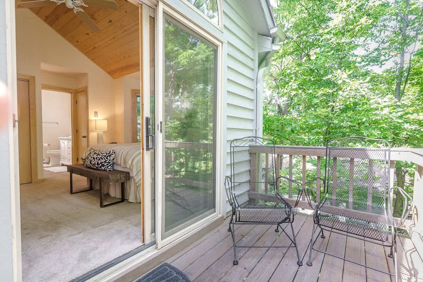 Cozy Sunny Bear Mountain Retreat with Floor-to-Ceiling Stone Fireplace Near Wintergreen Resort in VA