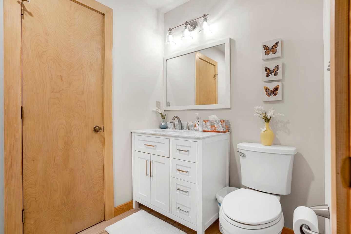 Cozy Sunny Bear Mountain Retreat with Floor-to-Ceiling Stone Fireplace Near Wintergreen Resort in VA