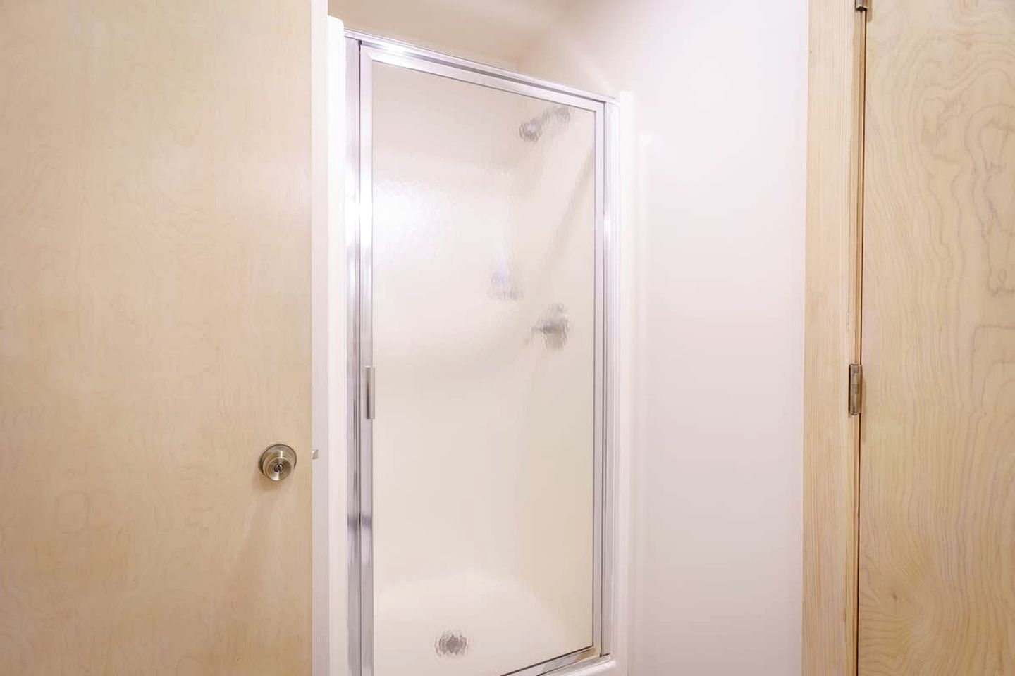 Cozy Sunny Bear Mountain Retreat with Floor-to-Ceiling Stone Fireplace Near Wintergreen Resort in VA