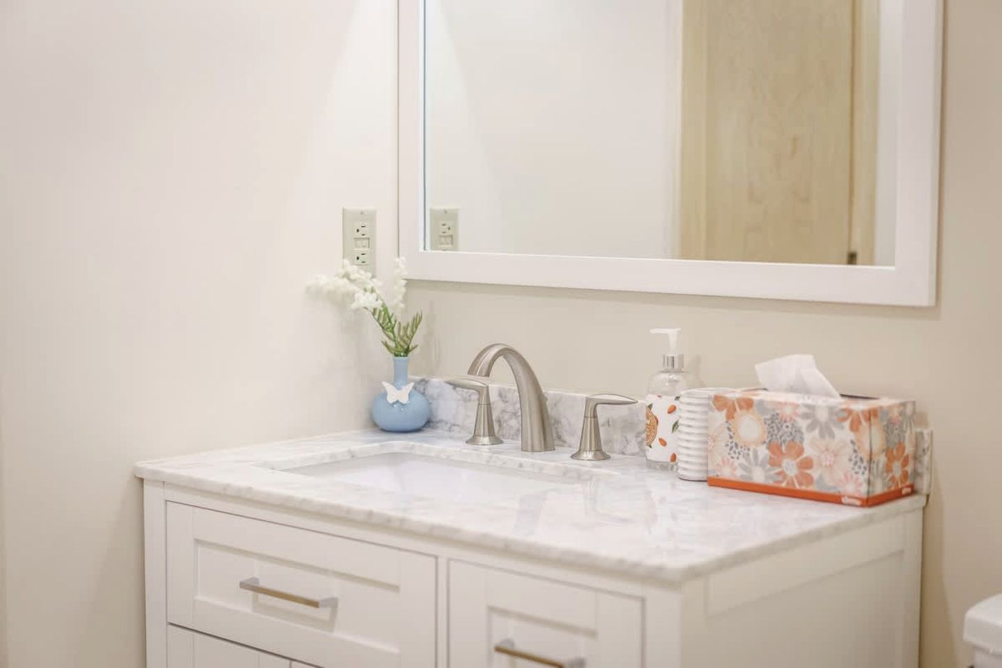 Cozy Sunny Bear Mountain Retreat with Floor-to-Ceiling Stone Fireplace Near Wintergreen Resort in VA