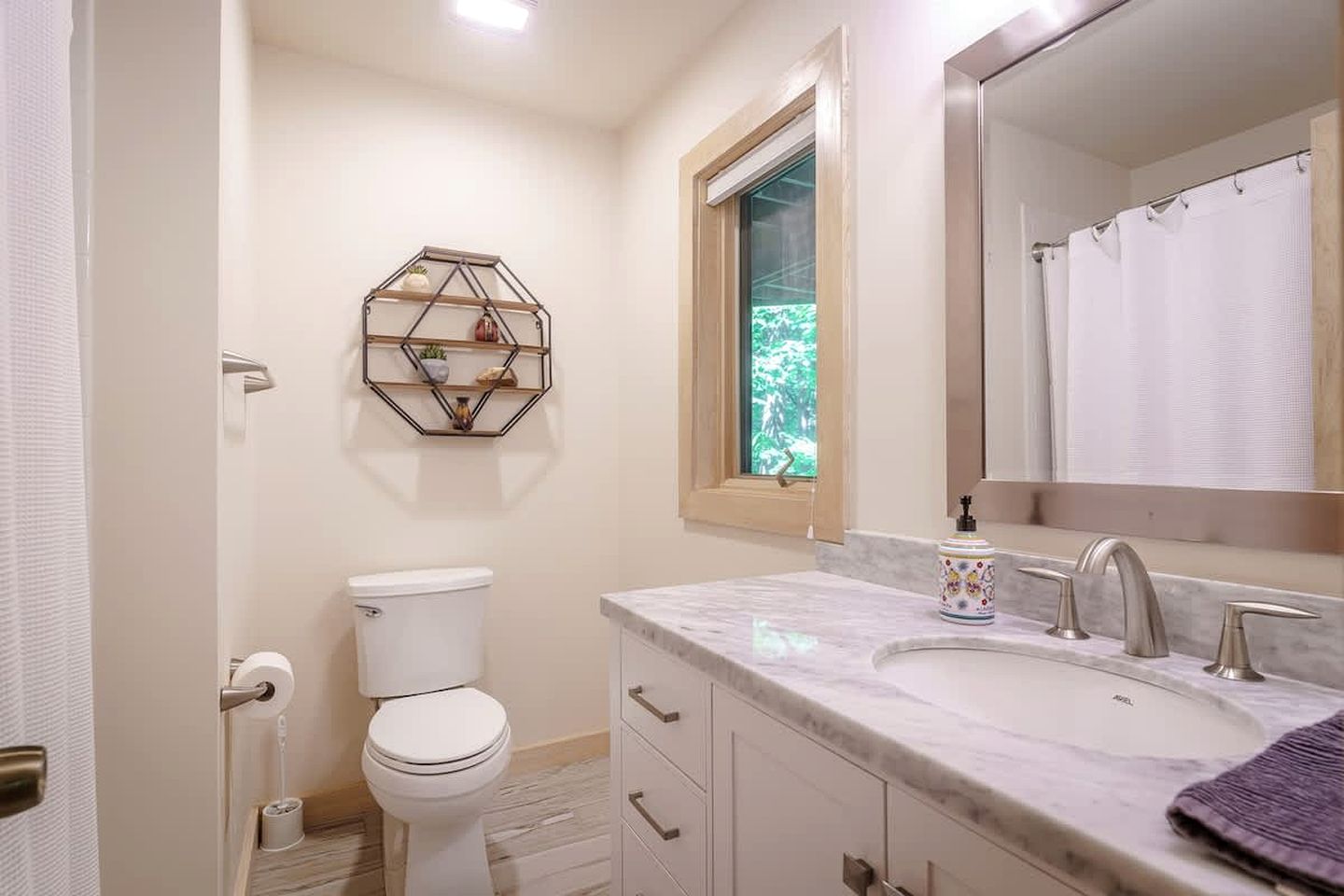 Cozy Sunny Bear Mountain Retreat with Floor-to-Ceiling Stone Fireplace Near Wintergreen Resort in VA