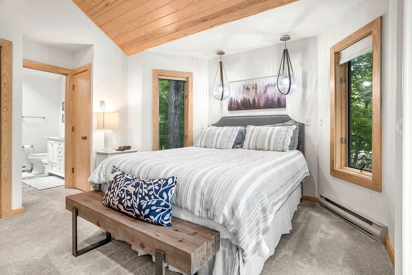 Cozy Sunny Bear Mountain Retreat with Floor-to-Ceiling Stone Fireplace Near Wintergreen Resort in VA