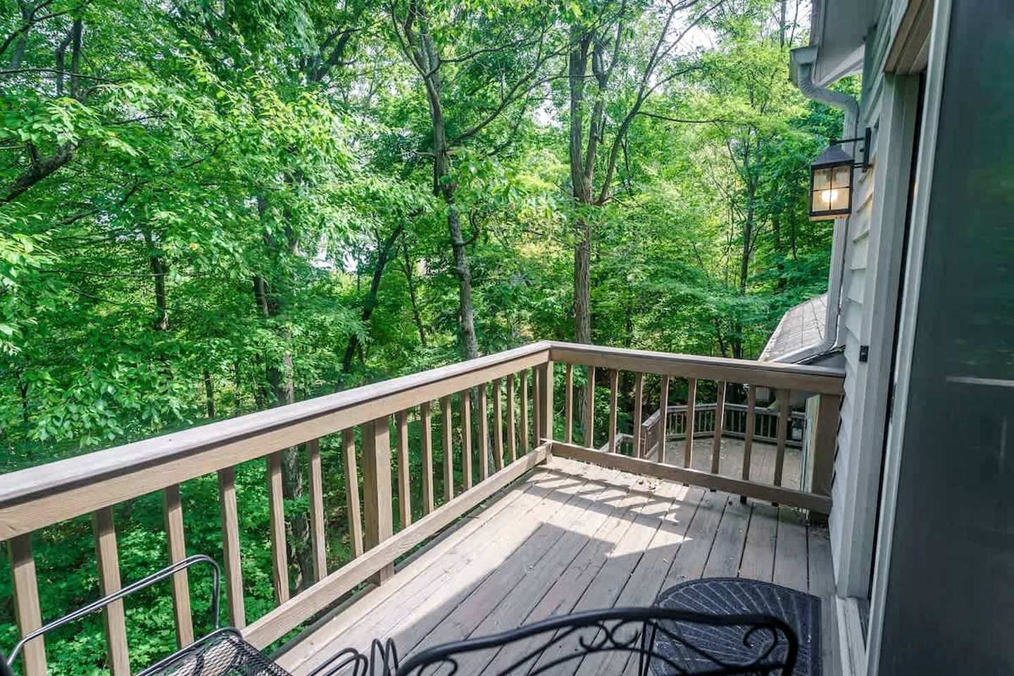 Cozy Sunny Bear Mountain Retreat with Floor-to-Ceiling Stone Fireplace Near Wintergreen Resort in VA