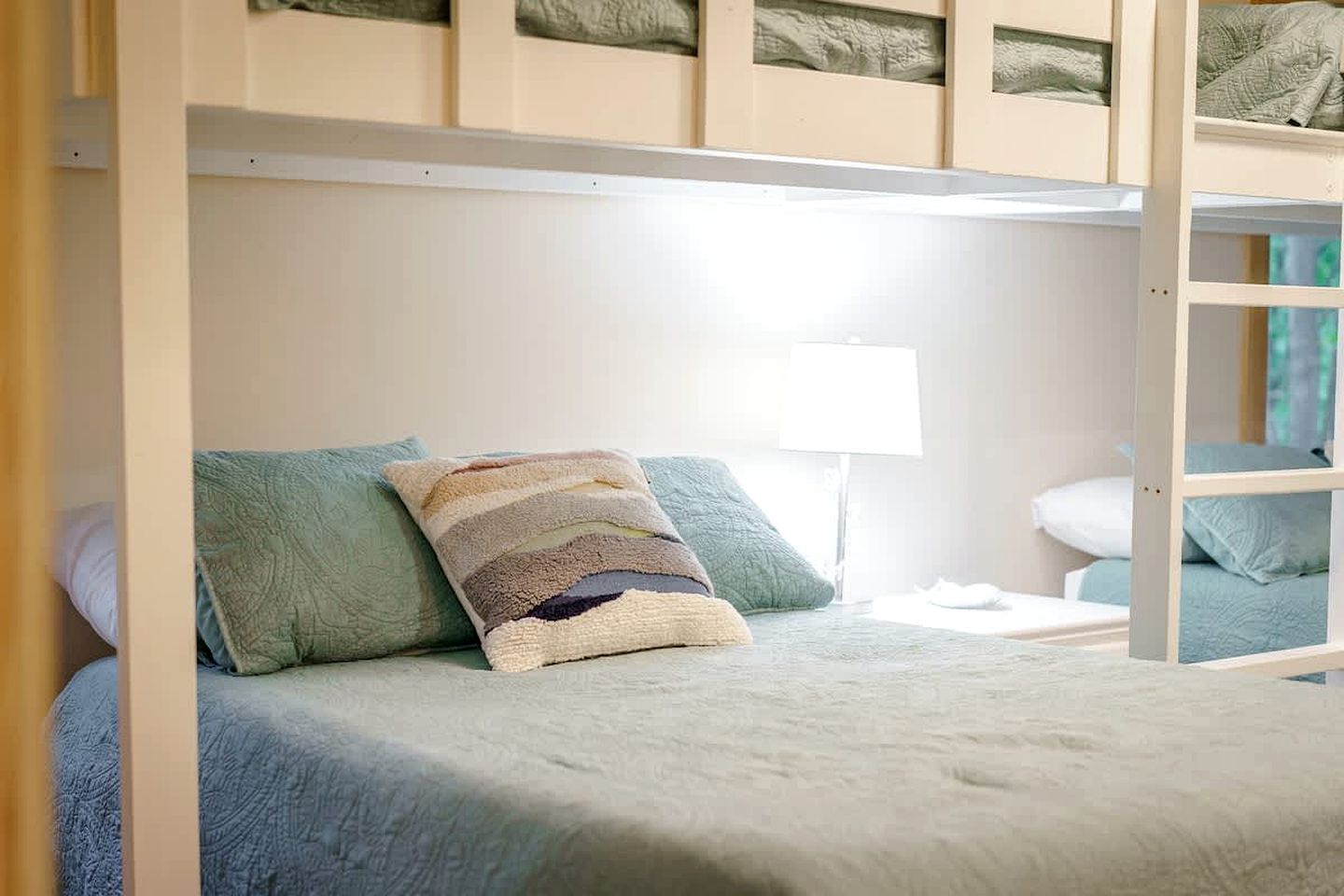 Cozy Sunny Bear Mountain Retreat with Floor-to-Ceiling Stone Fireplace Near Wintergreen Resort in VA