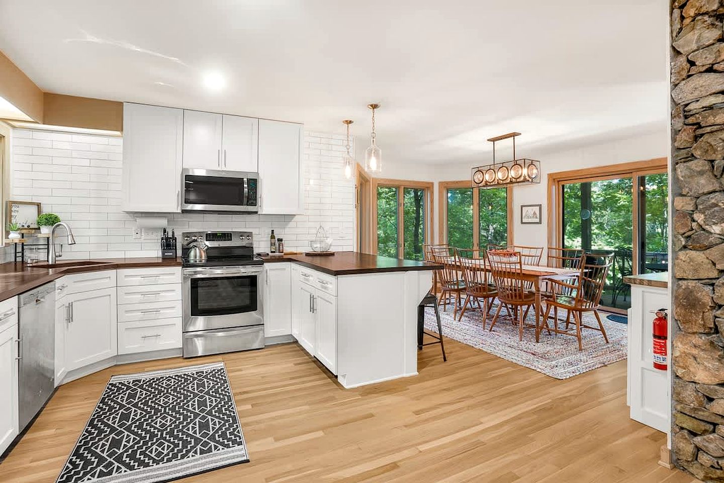 Cozy Sunny Bear Mountain Retreat with Floor-to-Ceiling Stone Fireplace Near Wintergreen Resort in VA