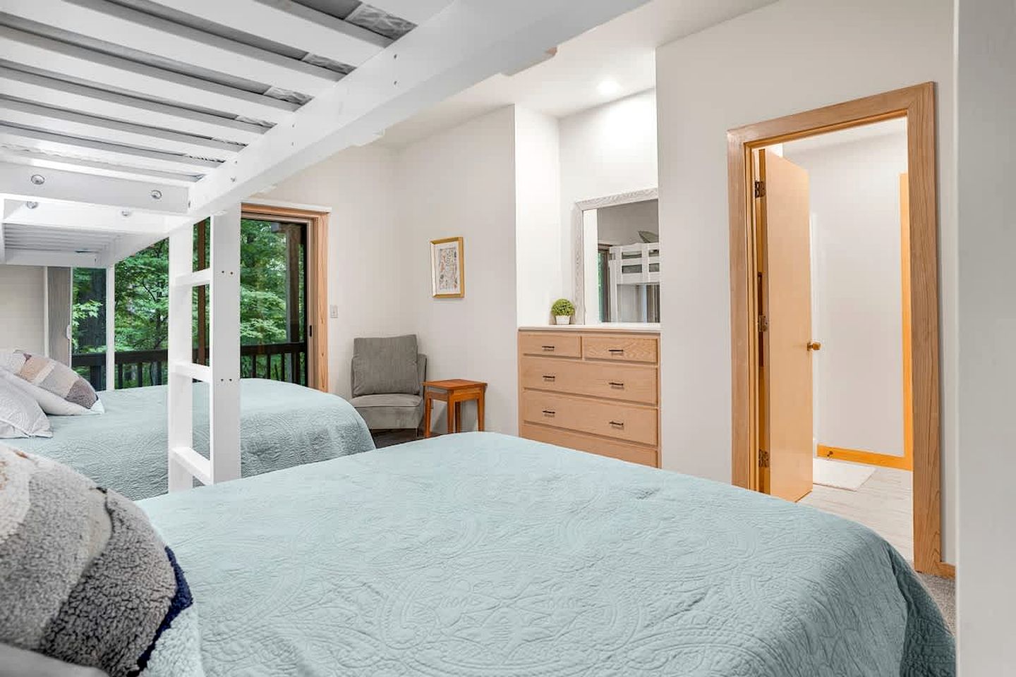 Cozy Sunny Bear Mountain Retreat with Floor-to-Ceiling Stone Fireplace Near Wintergreen Resort in VA