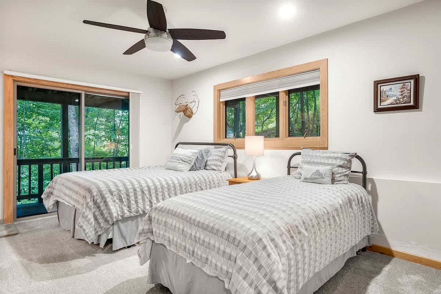 Cozy Sunny Bear Mountain Retreat with Floor-to-Ceiling Stone Fireplace Near Wintergreen Resort in VA