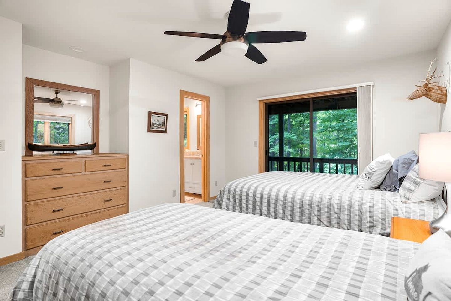 Cozy Sunny Bear Mountain Retreat with Floor-to-Ceiling Stone Fireplace Near Wintergreen Resort in VA