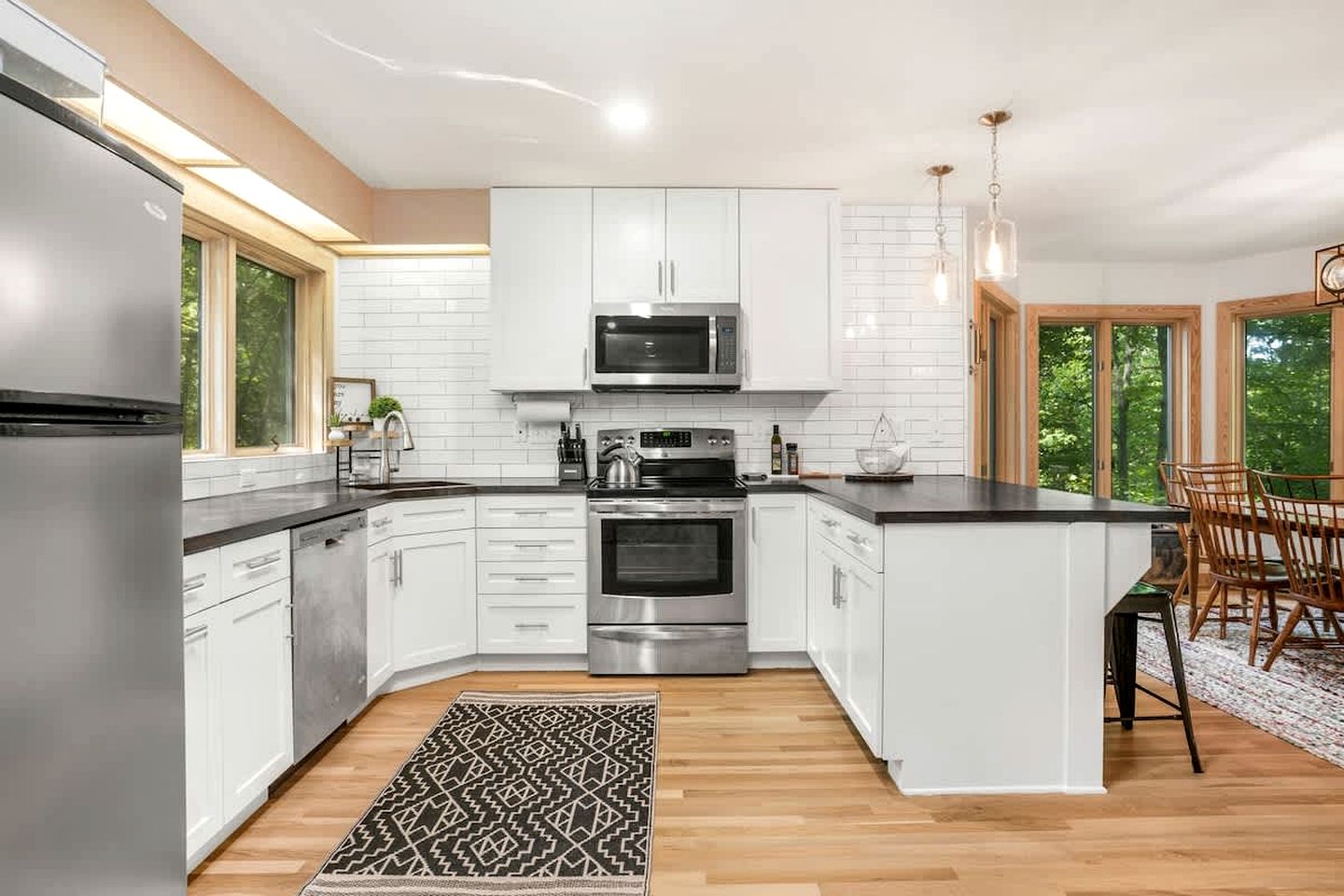 Cozy Sunny Bear Mountain Retreat with Floor-to-Ceiling Stone Fireplace Near Wintergreen Resort in VA