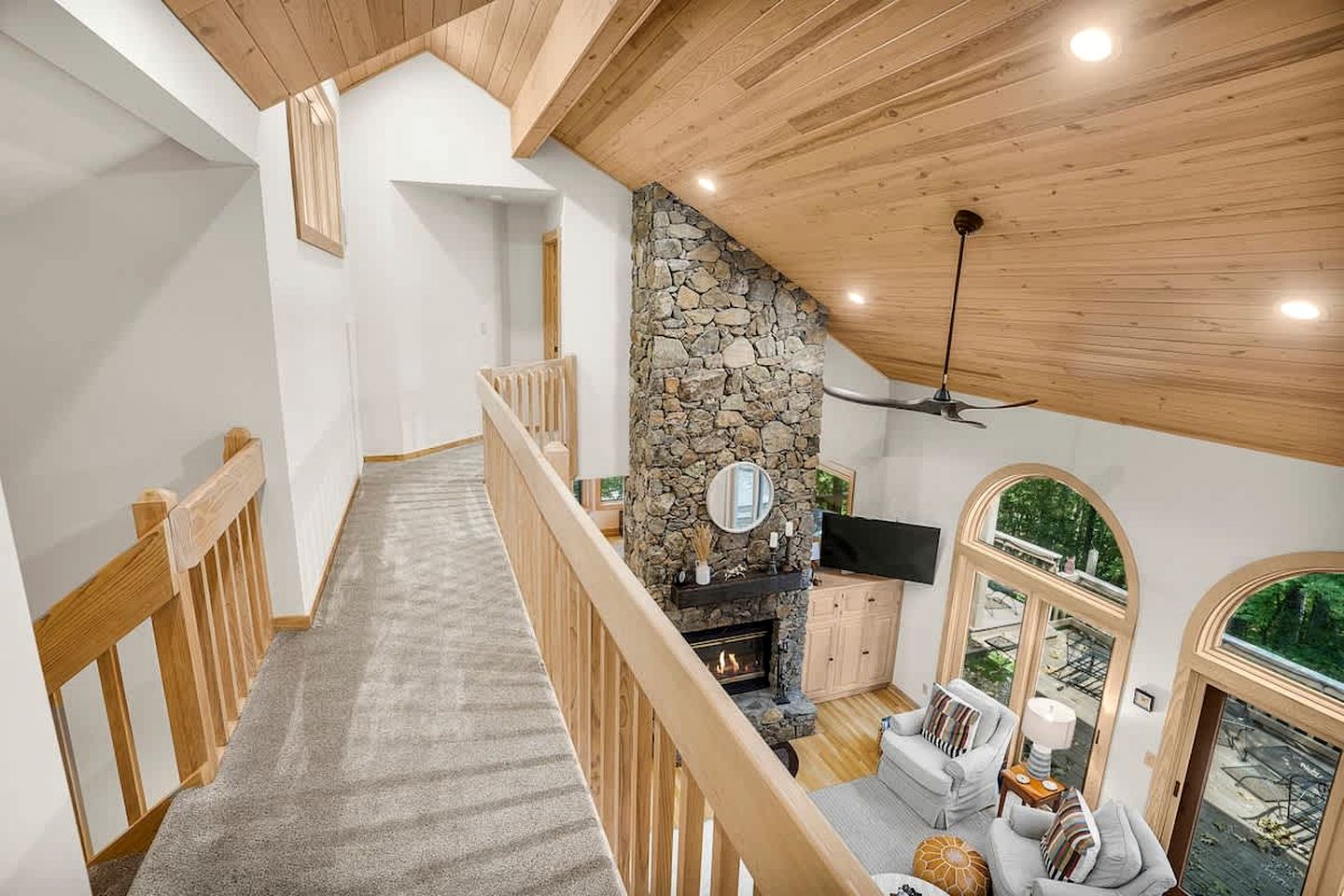 Cozy Sunny Bear Mountain Retreat with Floor-to-Ceiling Stone Fireplace Near Wintergreen Resort in VA