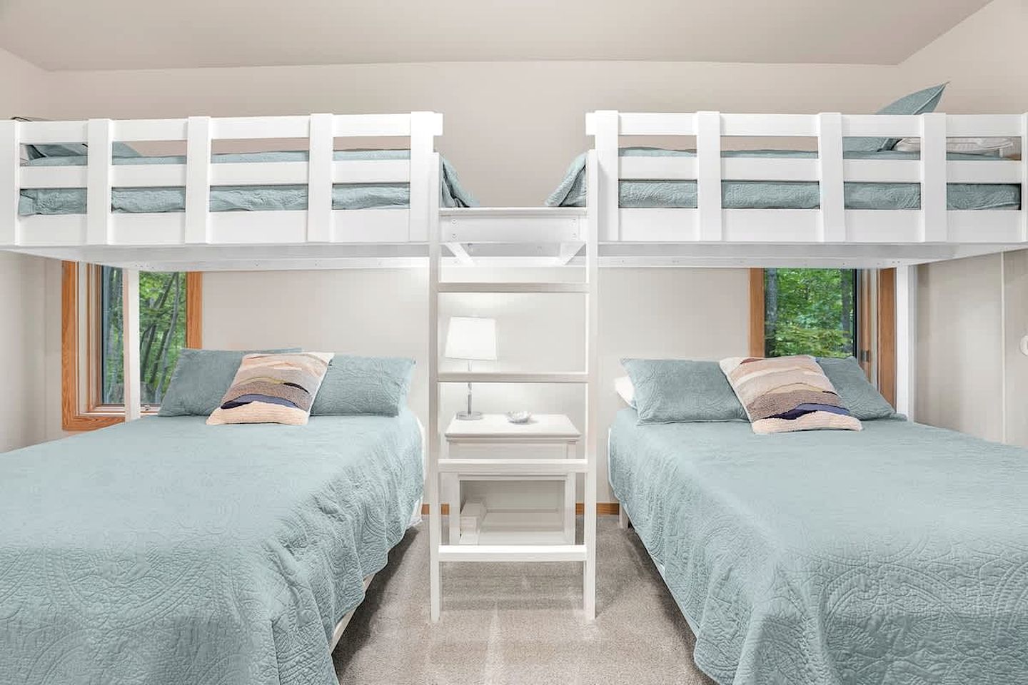 Cozy Sunny Bear Mountain Retreat with Floor-to-Ceiling Stone Fireplace Near Wintergreen Resort in VA