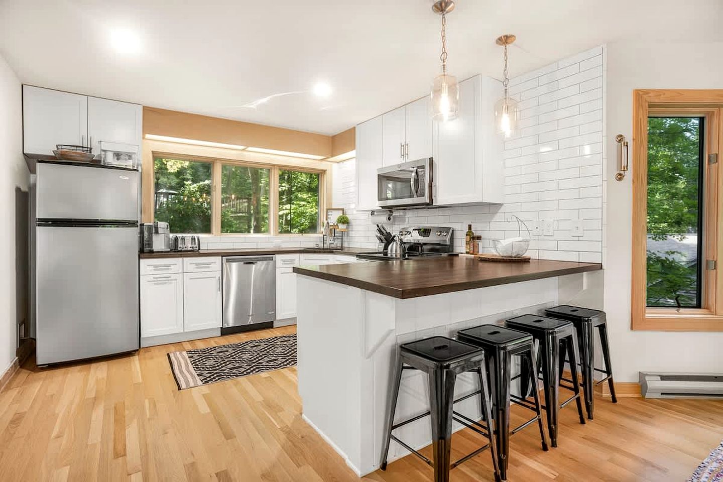 Cozy Sunny Bear Mountain Retreat with Floor-to-Ceiling Stone Fireplace Near Wintergreen Resort in VA