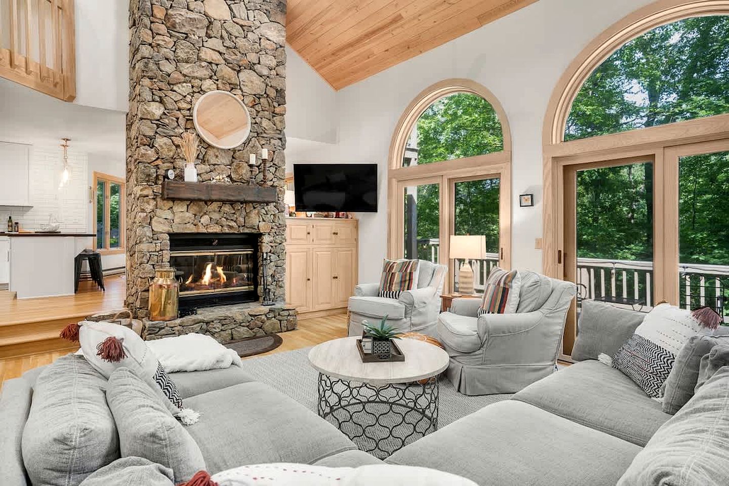 Cozy Sunny Bear Mountain Retreat with Floor-to-Ceiling Stone Fireplace Near Wintergreen Resort in VA