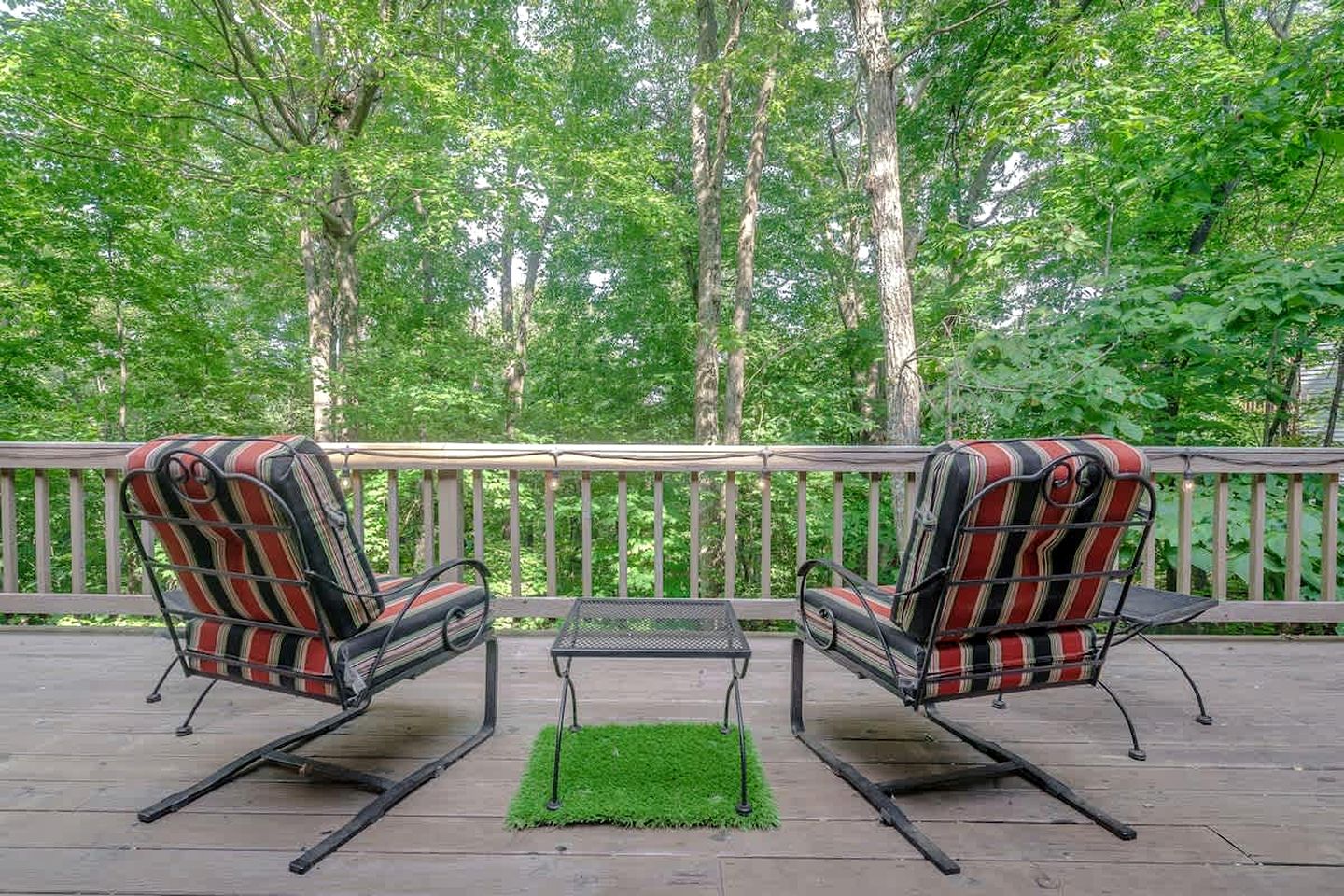 Cozy Sunny Bear Mountain Retreat with Floor-to-Ceiling Stone Fireplace Near Wintergreen Resort in VA