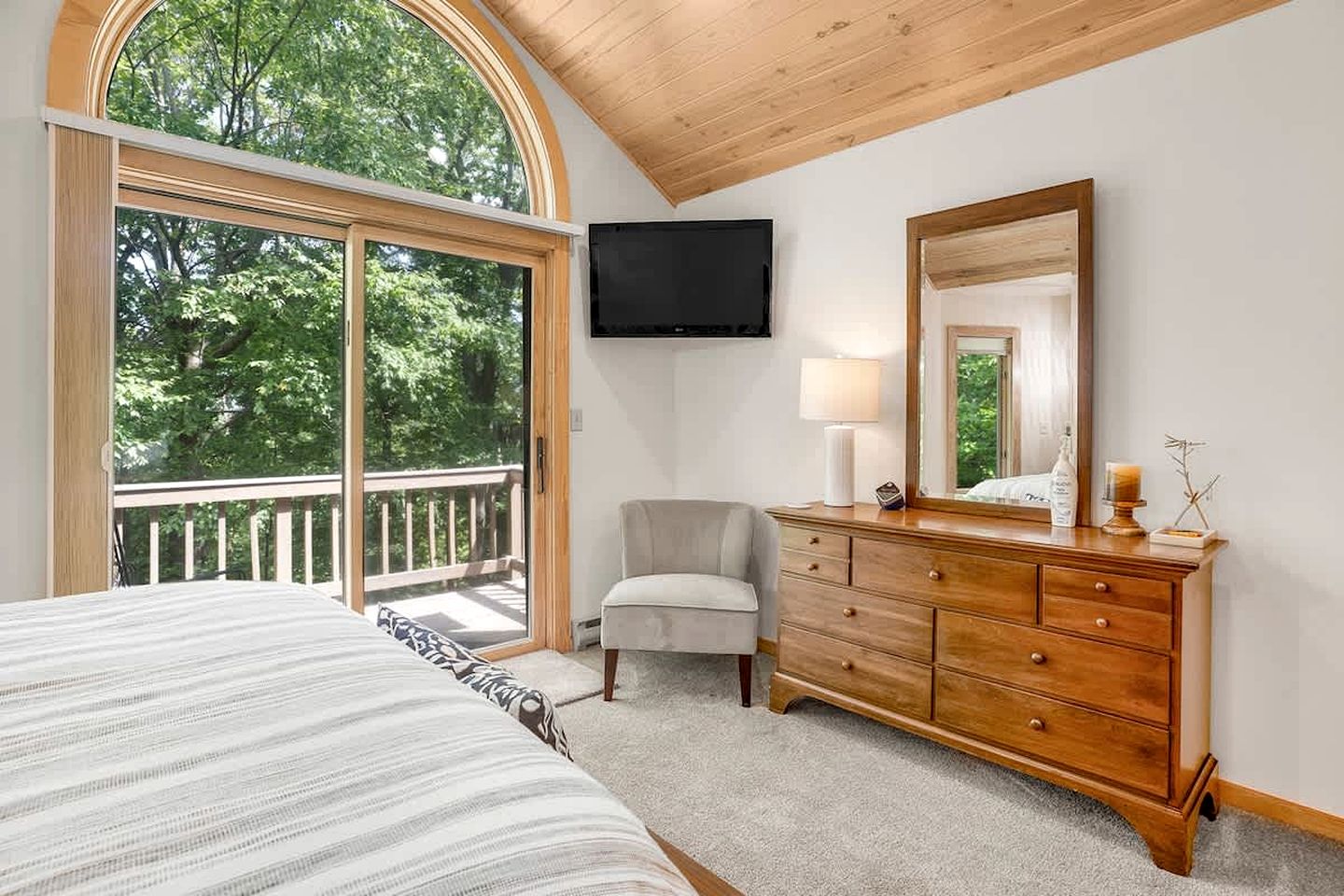 Cozy Sunny Bear Mountain Retreat with Floor-to-Ceiling Stone Fireplace Near Wintergreen Resort in VA