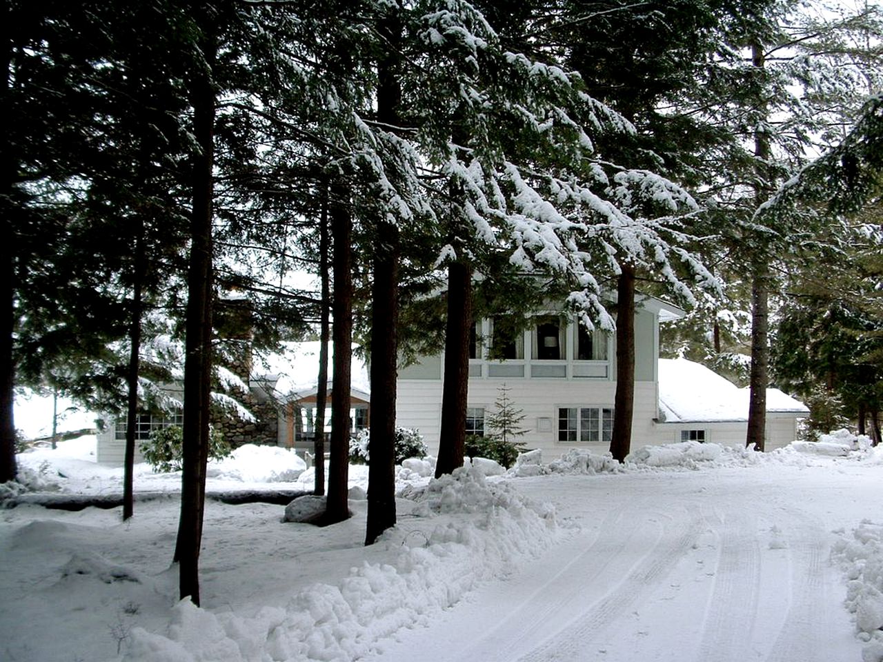 Spacious Cabin Rental for 12 Overlooking Sunappe Lake in New Hampshire