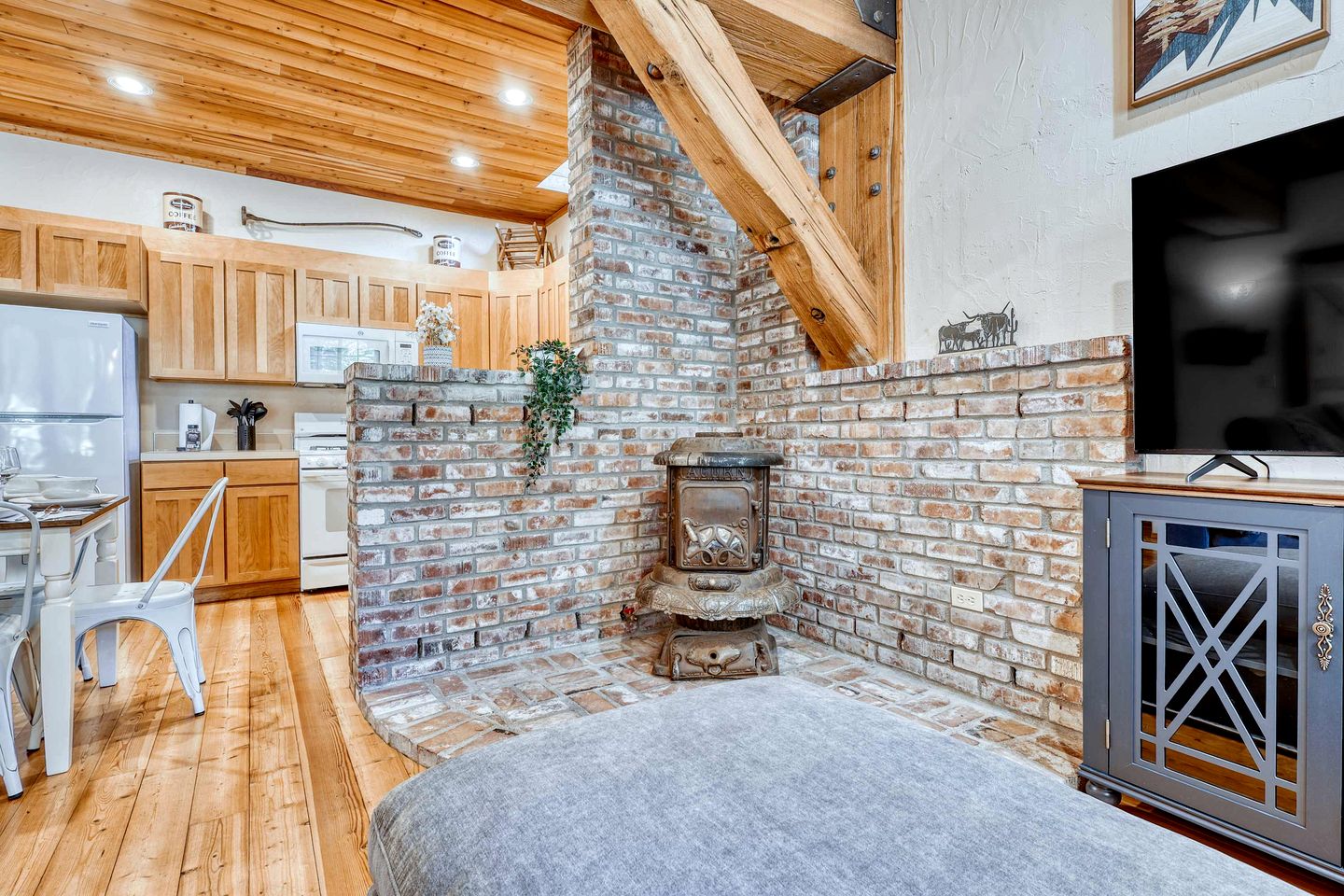 Enchanting Rustic Cabin Retreat near Whistle Lake in Washington