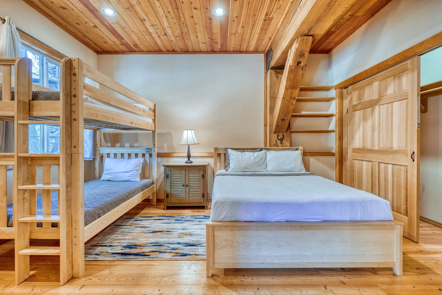 Enchanting Rustic Cabin Retreat near Whistle Lake in Washington