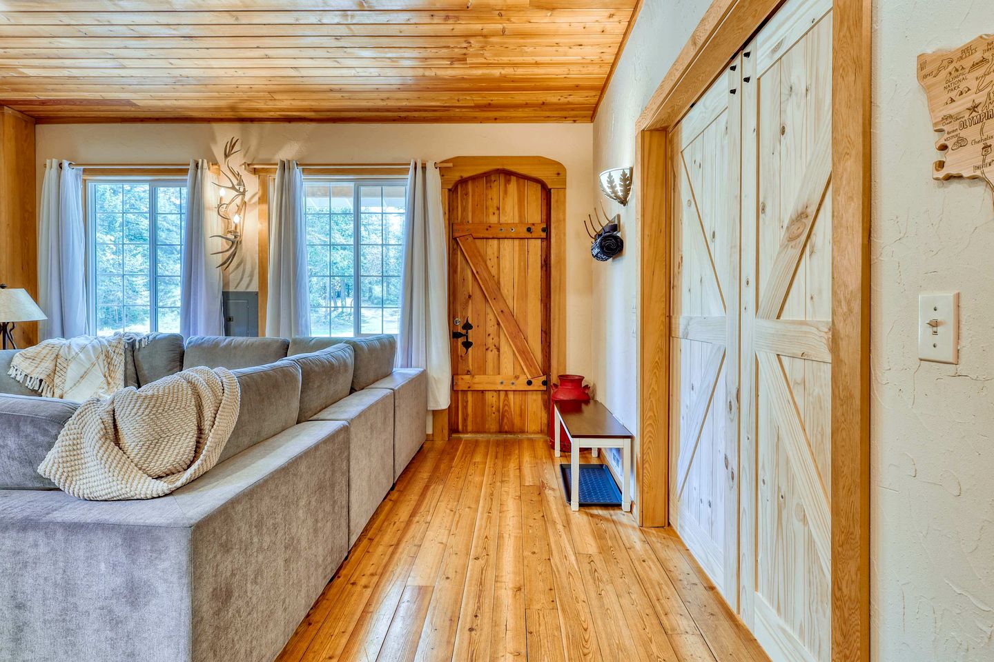 Enchanting Rustic Cabin Retreat near Whistle Lake in Washington