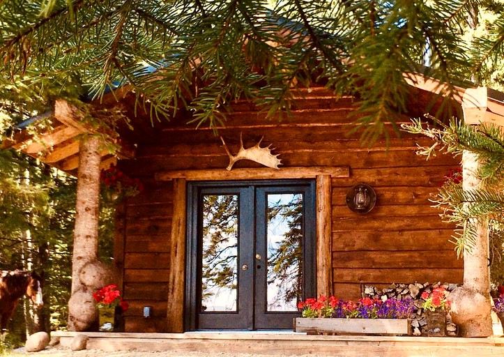 Secluded Rustic Cabin for a Romantic Retreat near Sundre, Alberta