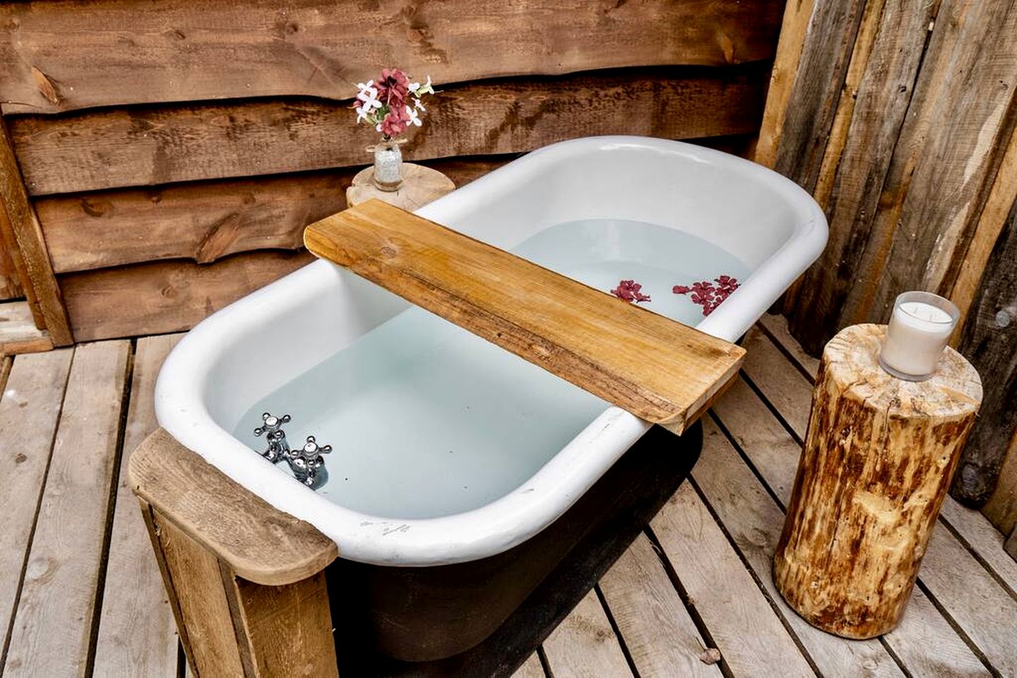 Secluded Rustic Cabin for a Romantic Retreat near Sundre, Alberta