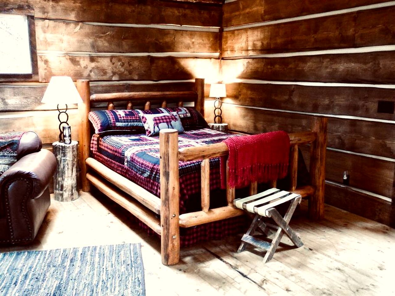 Secluded Rustic Cabin for a Romantic Retreat near Sundre, Alberta