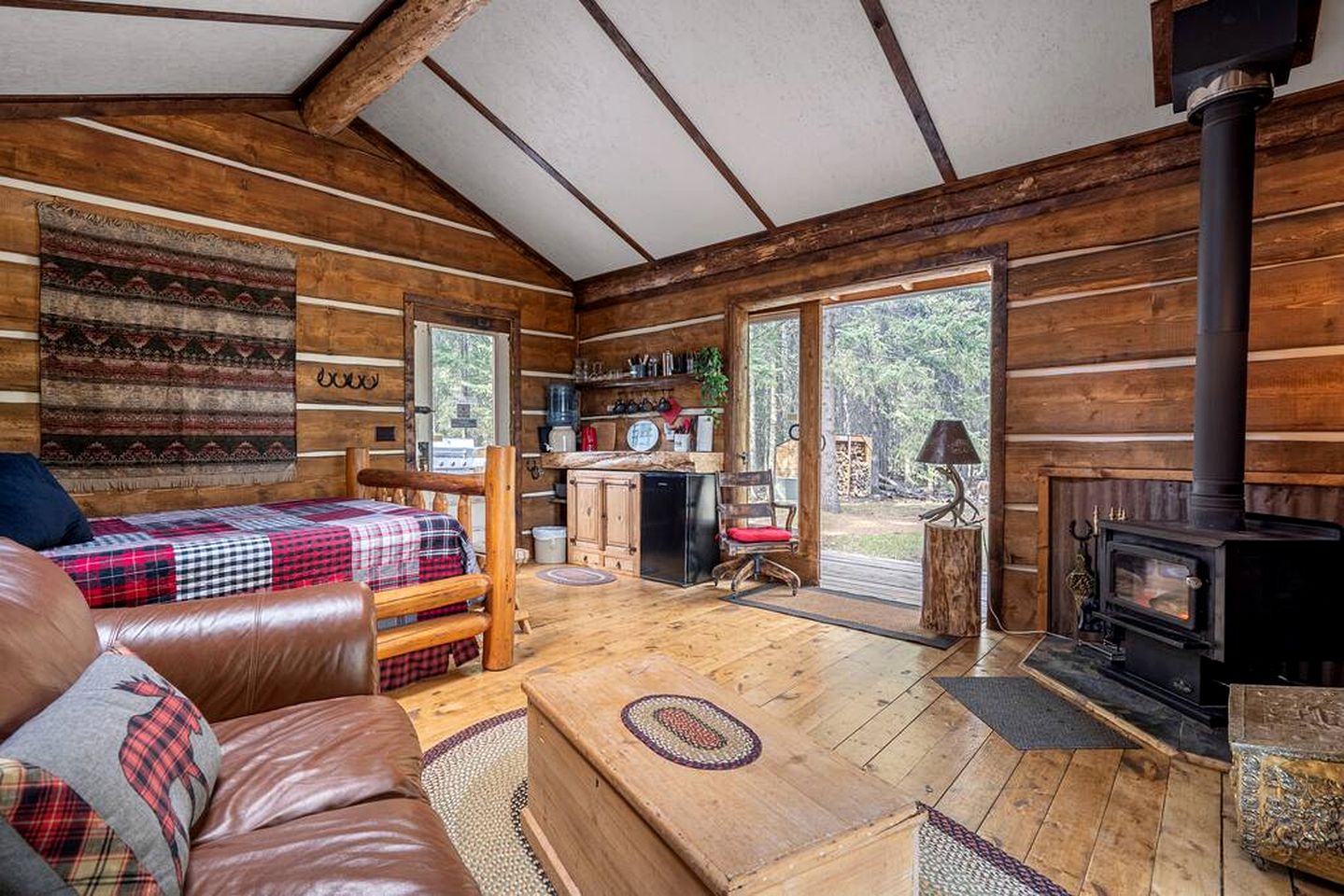 Secluded Rustic Cabin for a Romantic Retreat near Sundre, Alberta