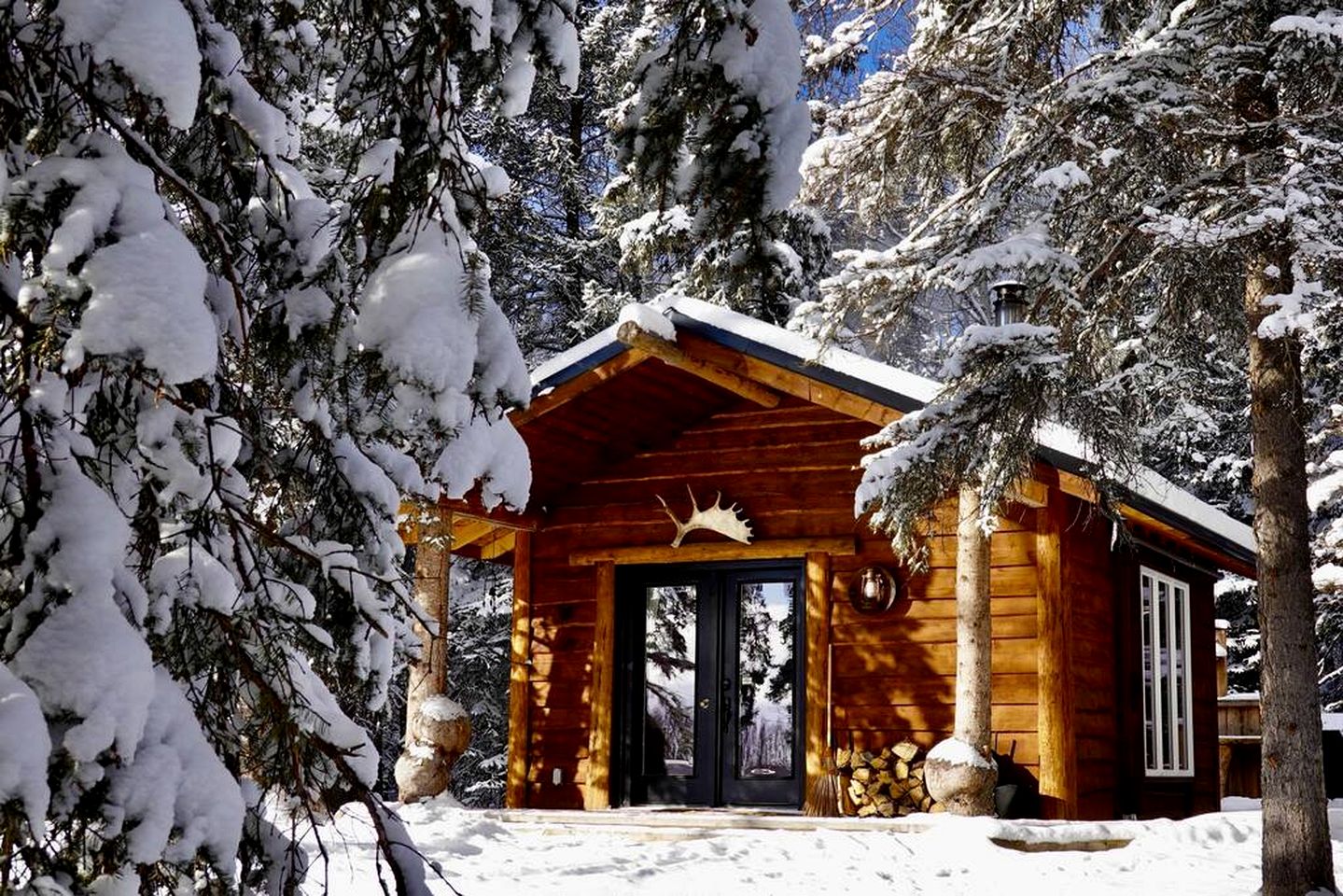 Secluded Rustic Cabin for a Romantic Retreat near Sundre, Alberta