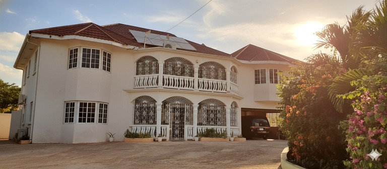 Vacation Rentals (Jamaica, --, --)