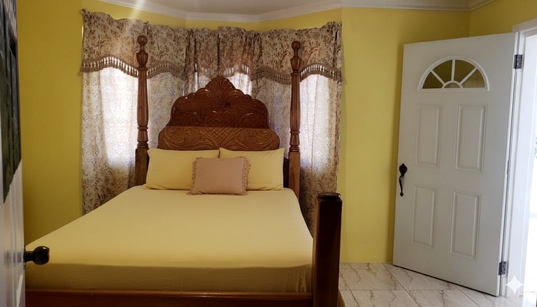 Vacation Rentals (Jamaica, --, --)