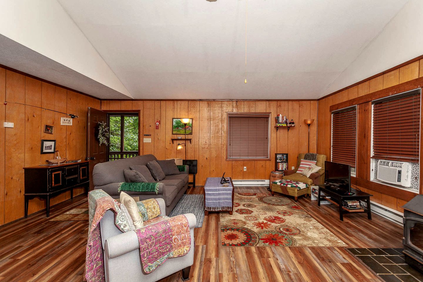 Secluded Mountain Cabin Hideaway near Luray Caverns in Virginia’s Majestic Massanutten Range