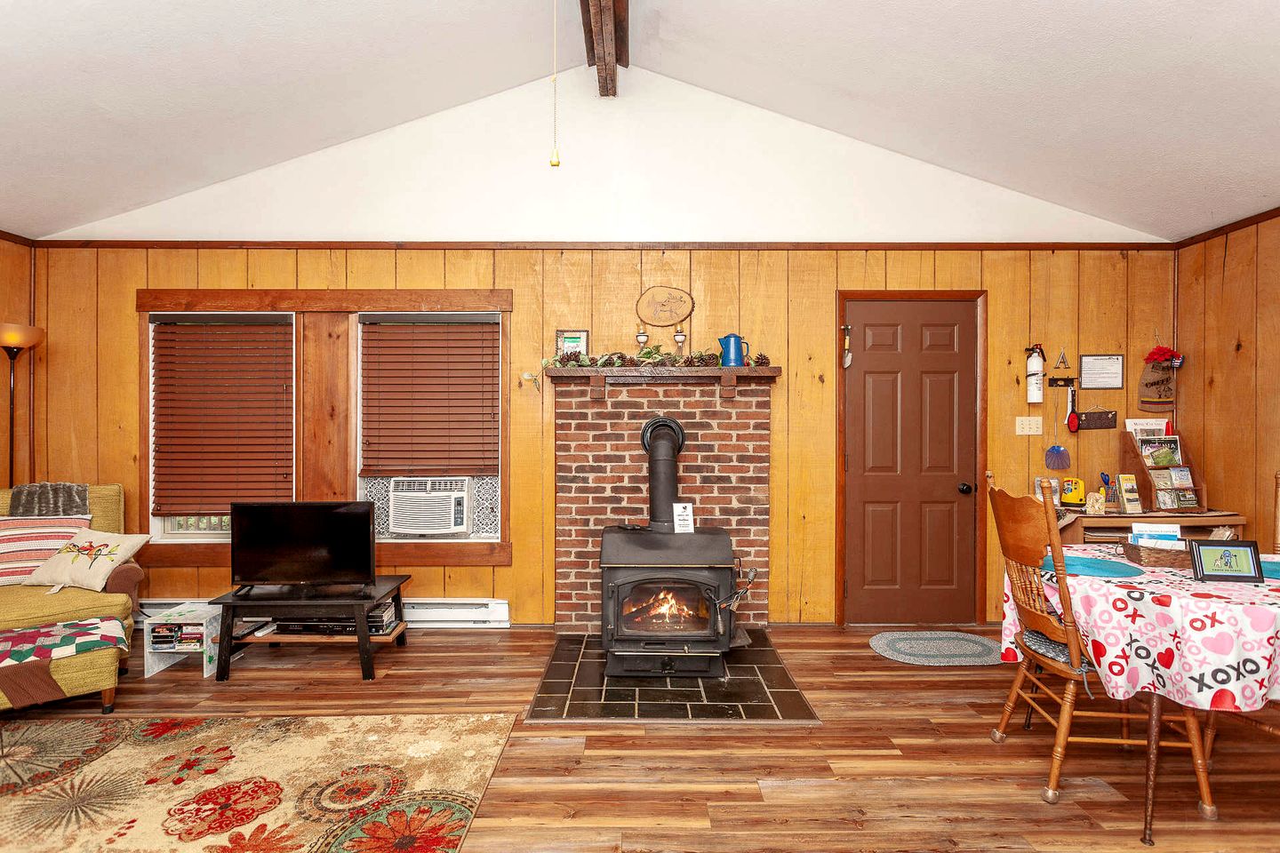 Secluded Mountain Cabin Hideaway near Luray Caverns in Virginia’s Majestic Massanutten Range