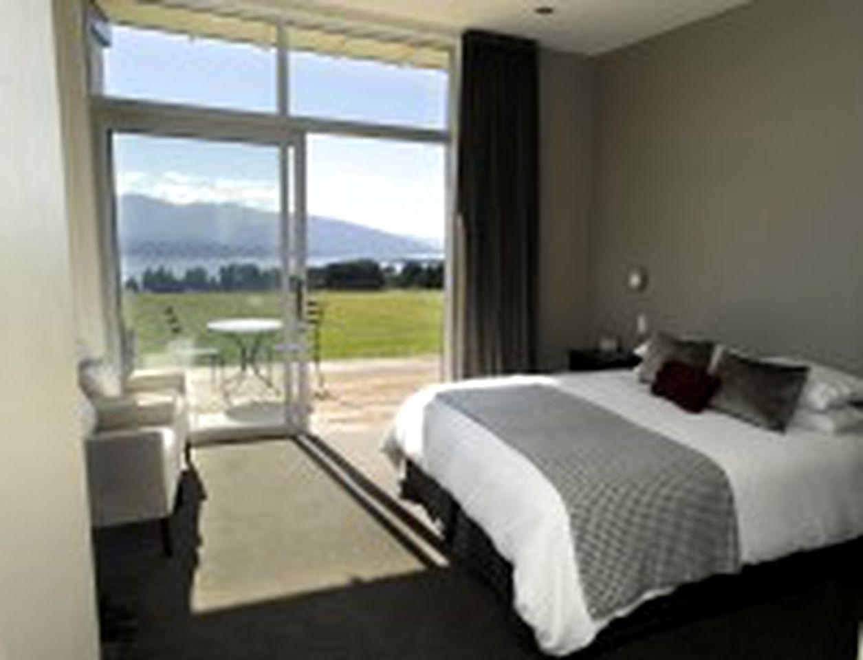 Luxury Holiday Escape with Views of Lake Te Anau in Fiordland, New Zealand