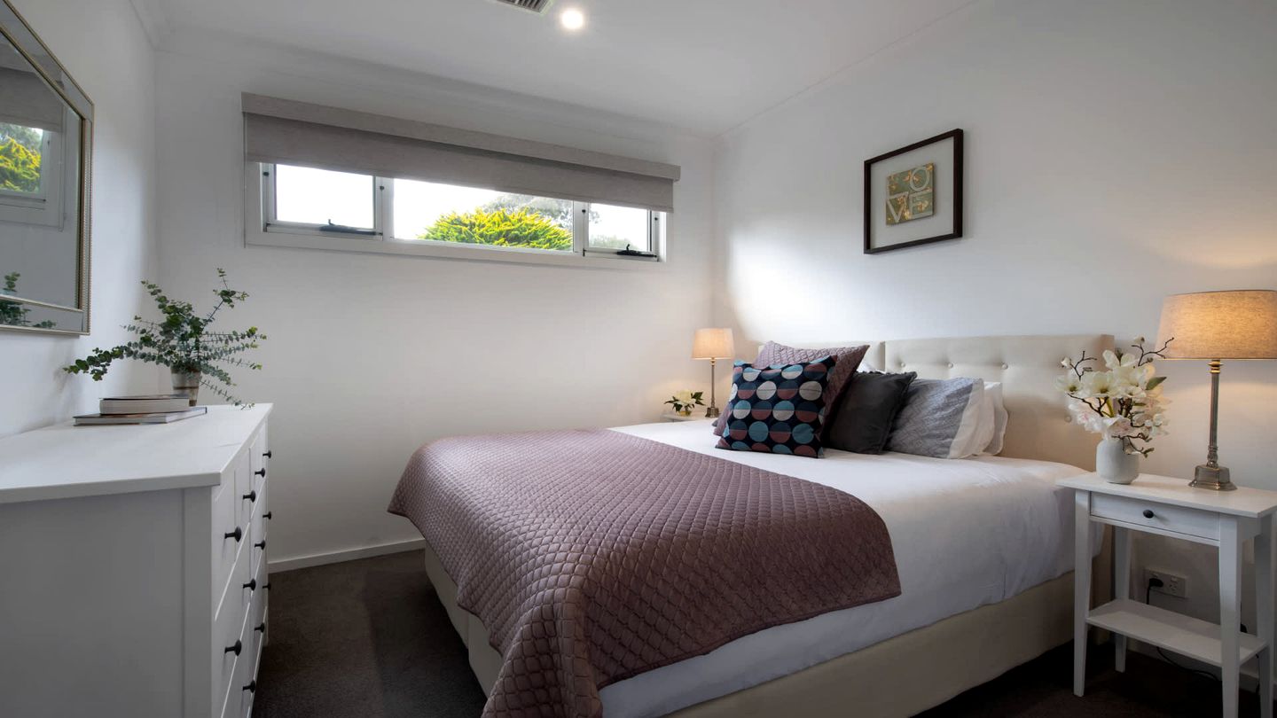 Lake Elegant Cottage with Open Spaces and Views in Australia