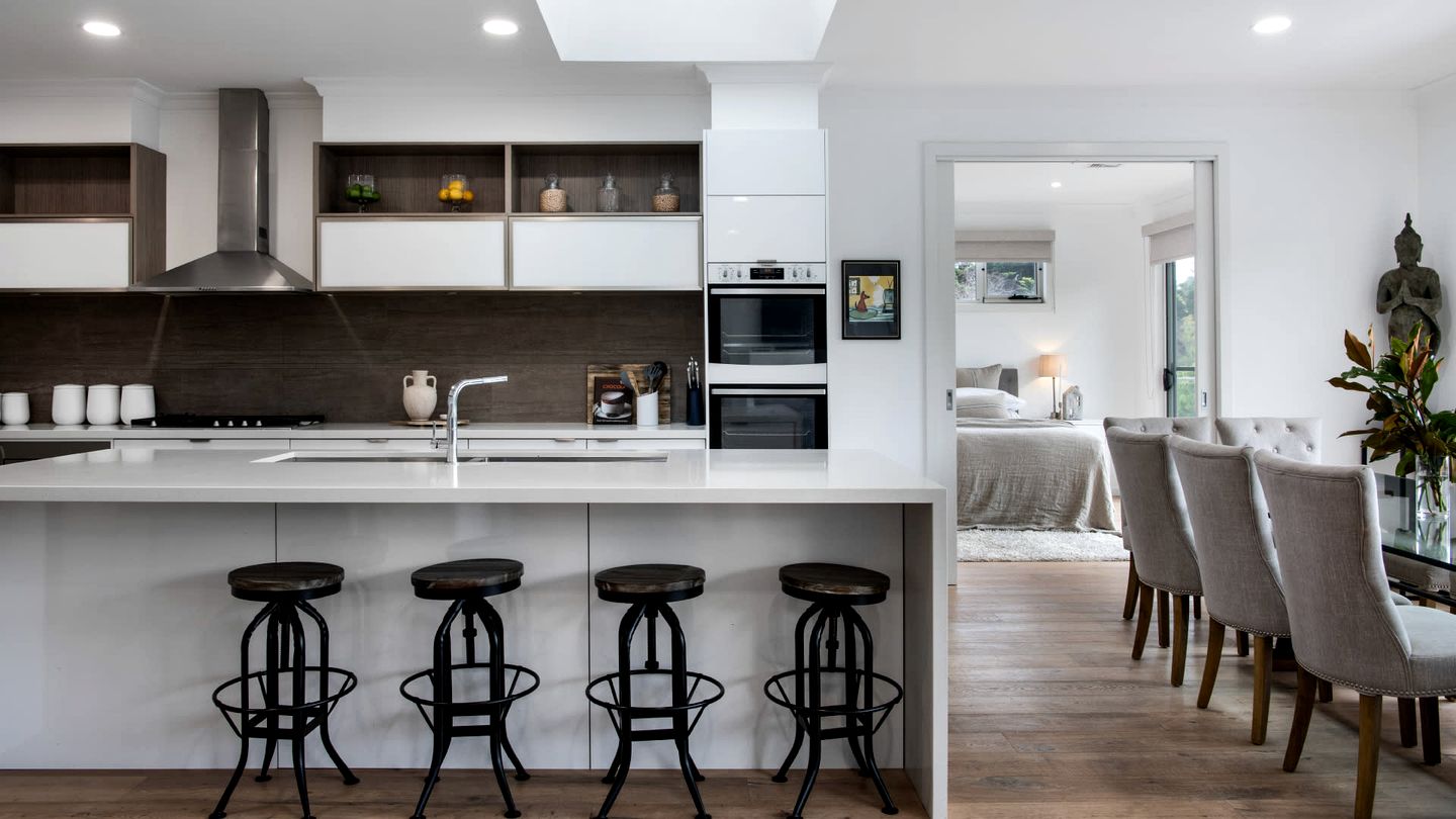 Lake Elegant Cottage with Open Spaces and Views in Australia