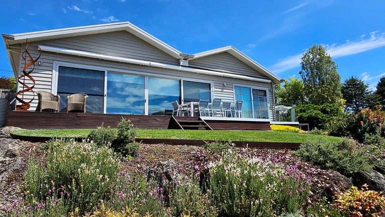 Lake Elegant Cottage with Open Spaces and Views in Australia