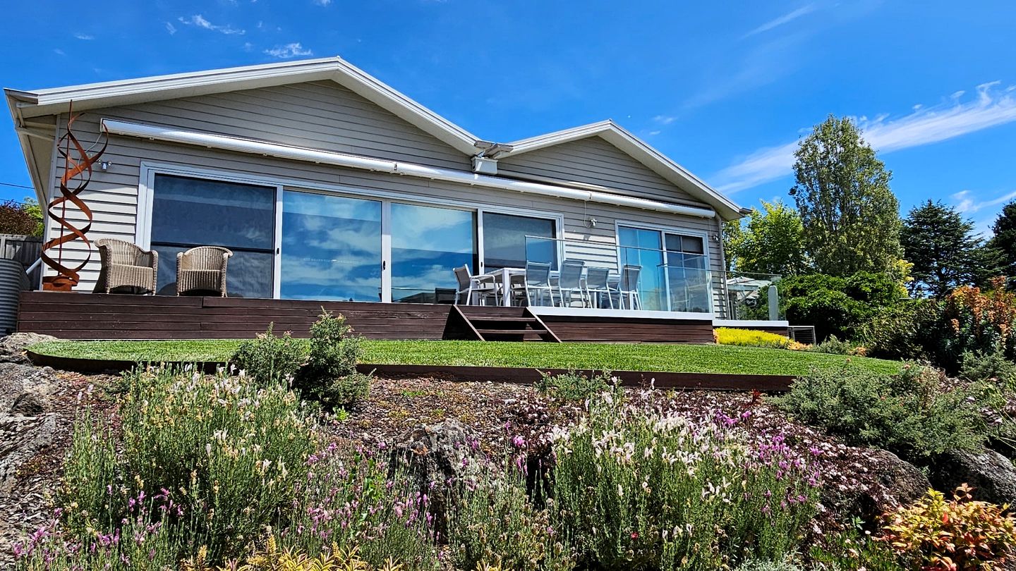 Lake Elegant Cottage with Open Spaces and Views in Australia