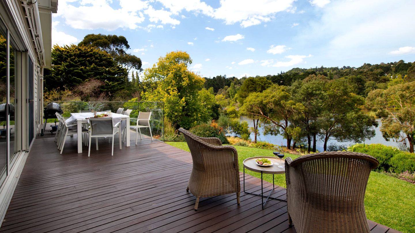 Lake Elegant Cottage with Open Spaces and Views in Australia