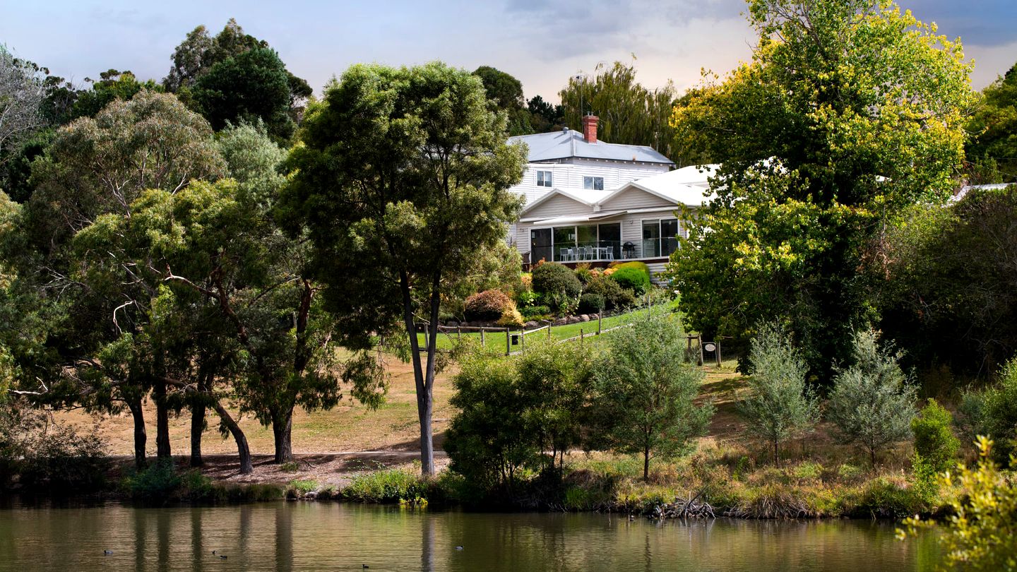 Lake Elegant Cottage with Open Spaces and Views in Australia