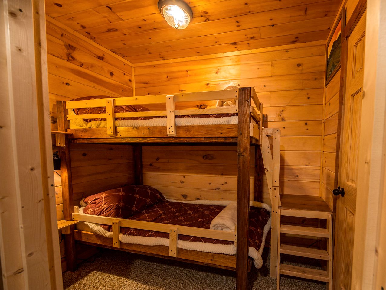 Magnificent Cabin with Jacuzzi, Pool Table and Poker Table in Sevierville, Tennessee