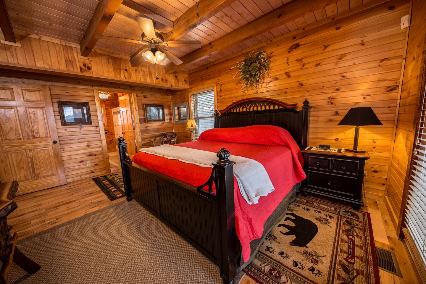 Magnificent Cabin with Jacuzzi, Pool Table and Poker Table in Sevierville, Tennessee