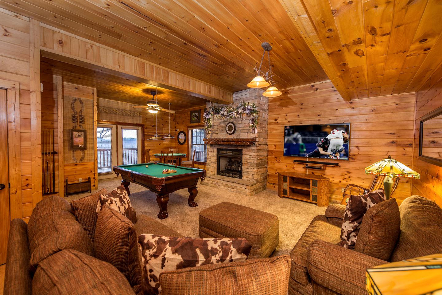 Magnificent Cabin with Jacuzzi, Pool Table and Poker Table in Sevierville, Tennessee