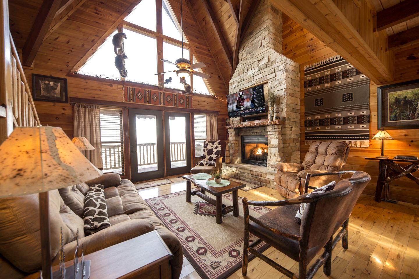 Magnificent Cabin with Jacuzzi, Pool Table and Poker Table in Sevierville, Tennessee