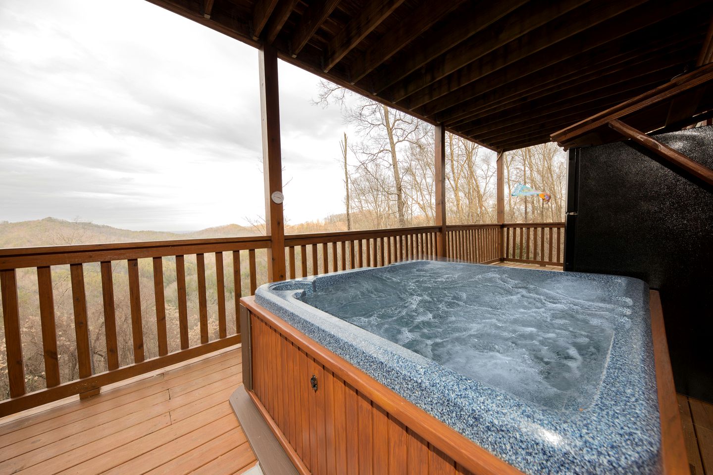 Magnificent Cabin with Jacuzzi, Pool Table and Poker Table in Sevierville, Tennessee