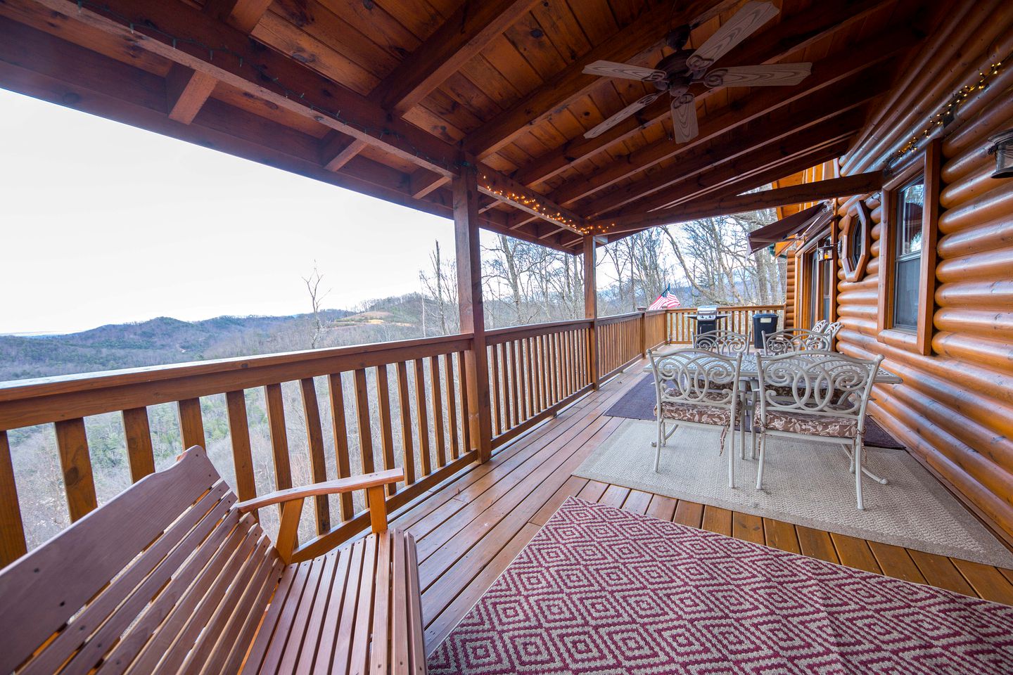 Magnificent Cabin with Jacuzzi, Pool Table and Poker Table in Sevierville, Tennessee