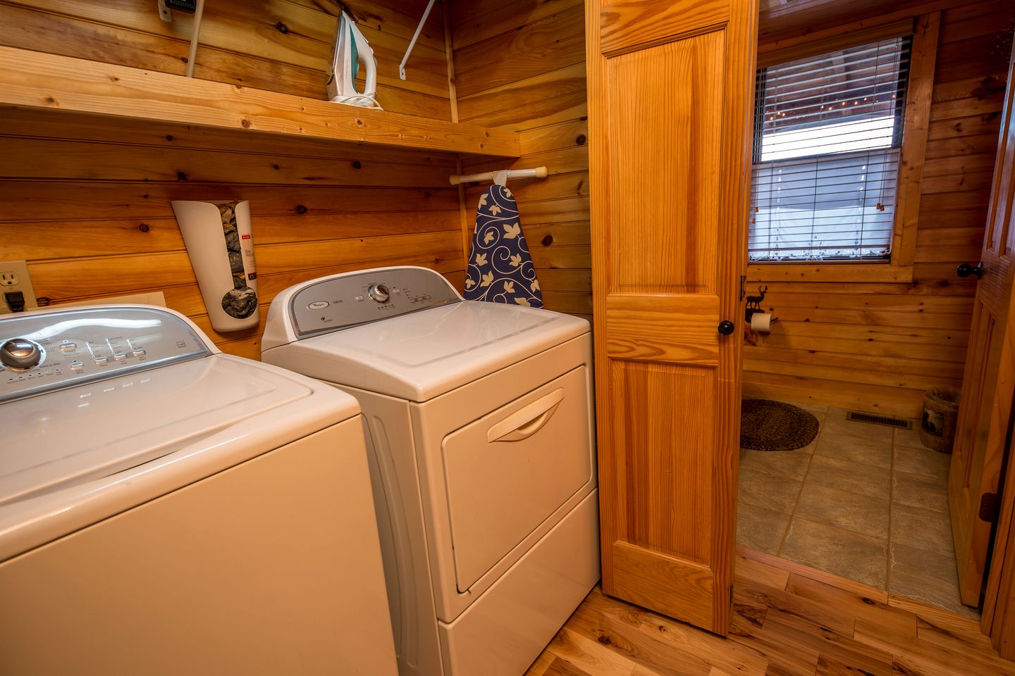 Magnificent Cabin with Jacuzzi, Pool Table and Poker Table in Sevierville, Tennessee
