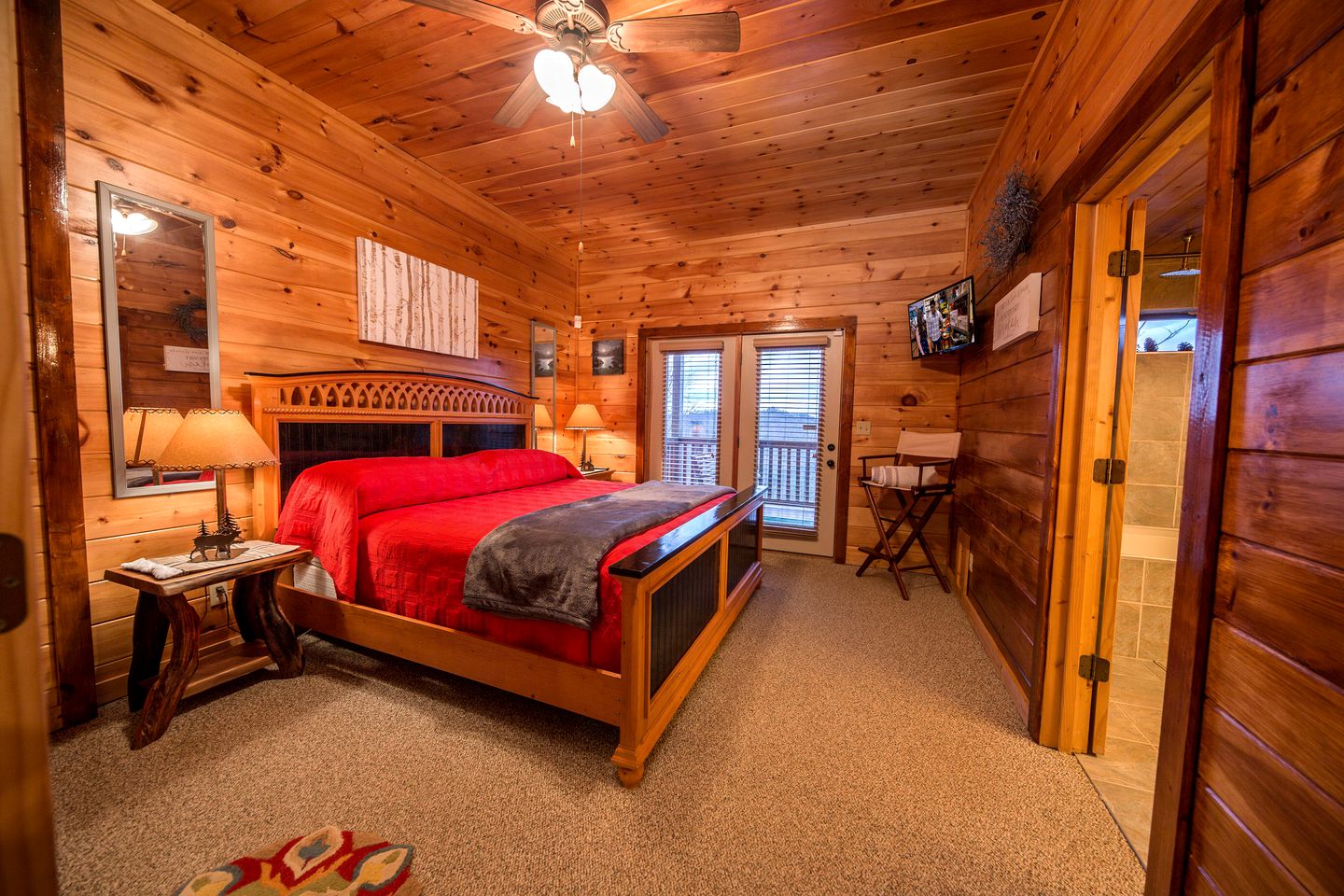 Magnificent Cabin with Jacuzzi, Pool Table and Poker Table in Sevierville, Tennessee