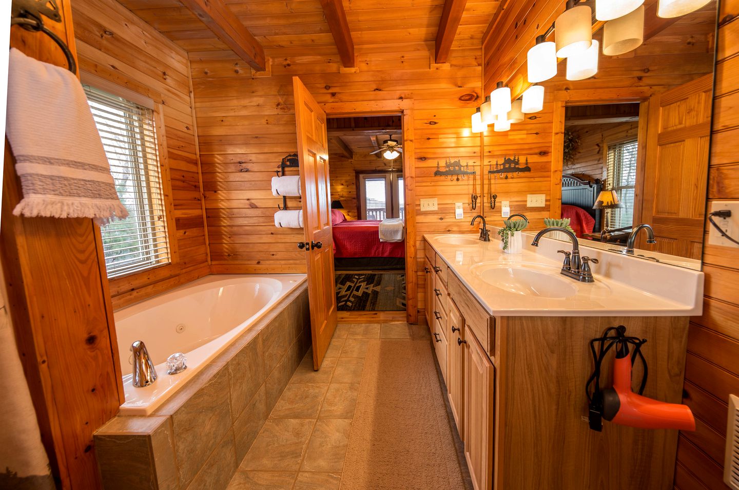Magnificent Cabin with Jacuzzi, Pool Table and Poker Table in Sevierville, Tennessee